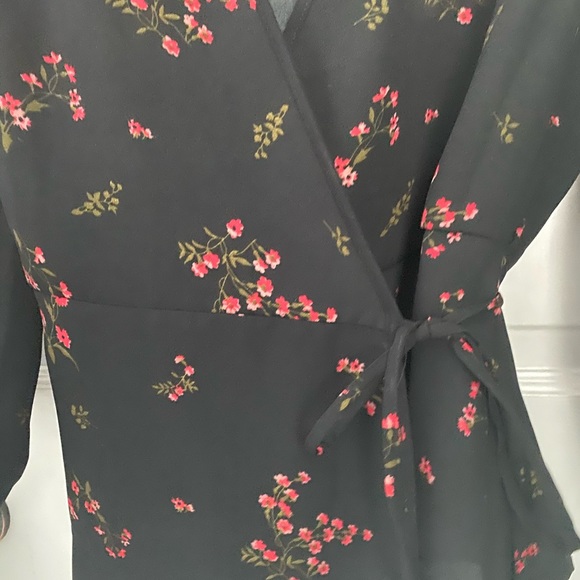 Floral wrap shirt size small - Picture 2 of 5